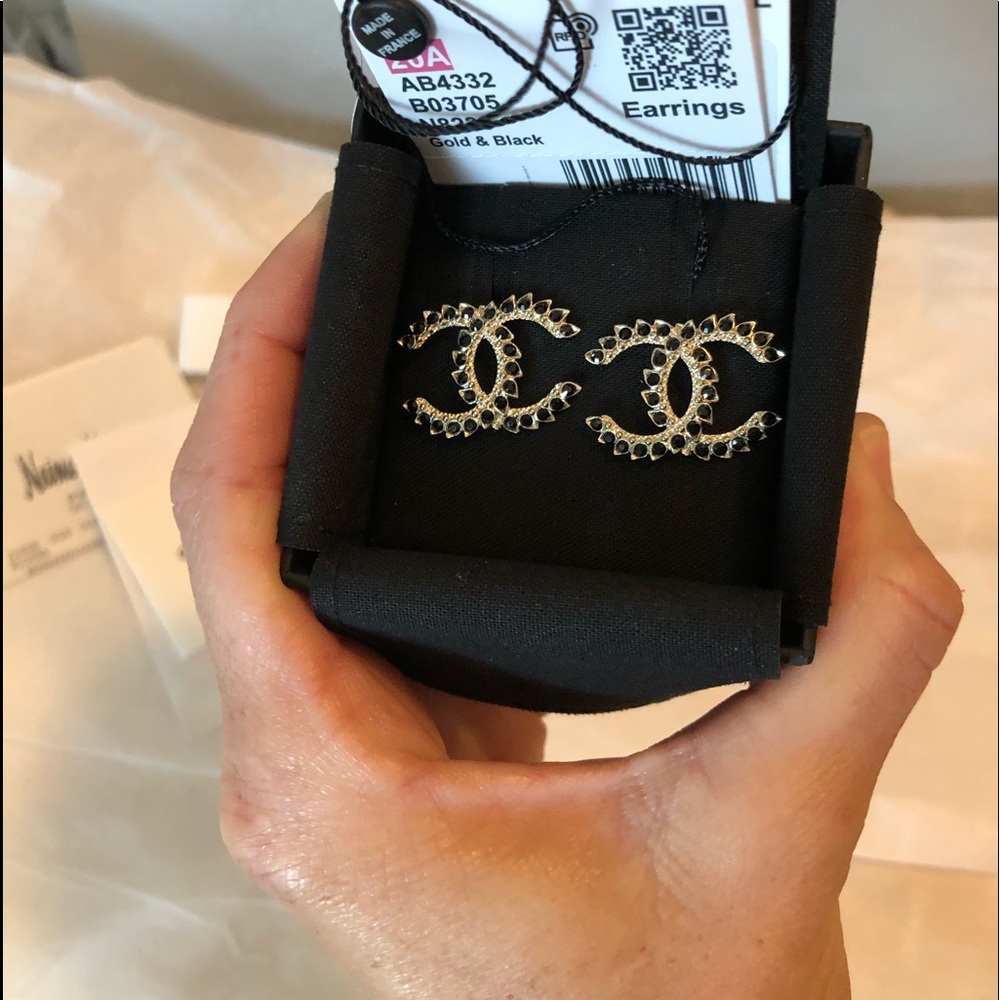 ❌SOLD❌ CHANEL 20A Black Crystal XL Gold Earrings - Picture 5 of 12